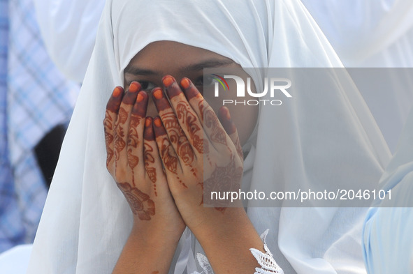 Indian Muslims girl  offer prayers during Eid al-Fitr at Kolkata Fly Over on June 26,2017 in Kolkata,India. Muslims around the world are cel...
