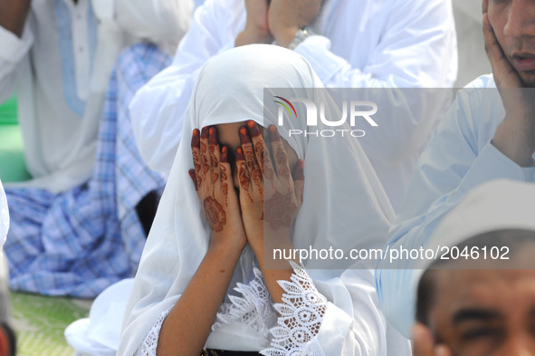 Indian Muslims girl  offer prayers during Eid al-Fitr at Kolkata Fly Over on June 26,2017 in Kolkata,India. Muslims around the world are cel...