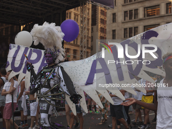 Participants during the LGBT Pride Parade in the city of New York in the United States this Sunday, 25.  (