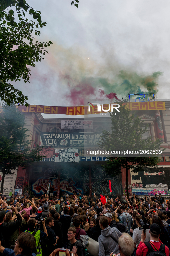 The demonstration passes the autonomous center Rote Flora. About 20000 people demonstrated in a march with several music cars against the G2...
