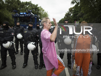Germany, Hamburg: actors perform in front of German riot police during  the 'Hamburg Shows Attitude' demonstration in Hamburg, Germany,  on...