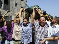 Palestinian mourners carry the body of Islamic Jihad militant, Shaaban Al-Dahdoh, during his funeral in Gaza City, Aug 6, 2014. (