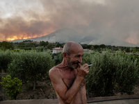 A disperate man for its land, Naples wildfires have quickly spread on Vesuvio, threatening hundreds of home, 
firefighters battle Vesuvio w...