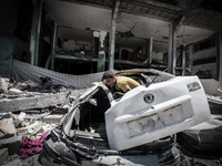 Palestinians in a house destroyed in the neighborhood Shujaiya, east of Gaza City 0.06 Israel withdrew its last troops from the Gaza Strip o...