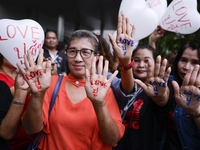 Supporters of ousted former Thai prime minister Yingluck Shinawatra holds a balloon with a sign of nickname of Yingluck, while waiting for h...