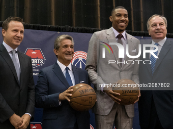 (L-R), Washington Wizards head coach Scott Brooks, owner Ted Leonsis,
player Otto Porter, and President Ernie Grunfeld, pose for a photo aft...