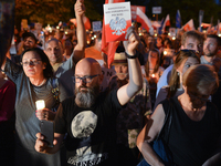 An anti-government candle-lit vigil in front of Krakow's District Court on Monday evening where hundreds gathered for the eighth consecutive...