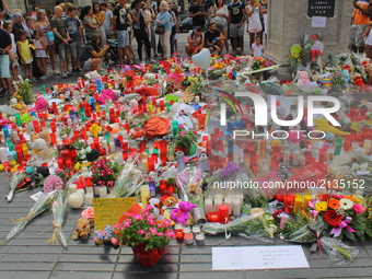 Barcelona: People pays tribute to victims of Barcelona and Cambrils terror attacks at Las Ramblas on 19th August 2017 in Barcelona, Spain. (...