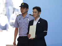 Lee Jae-yong, vice chairman of Samsung Electronics Co., leave after his verdict trial at the Seoul Central District Court on August 25, 2017...