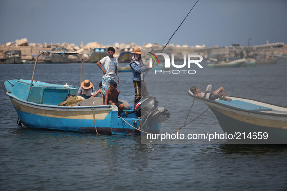 Palestinian fishermen during fishing in the port of Gaza  on August 17, 2014 .Israeli Prime Minister Benjamin Netanyahu  Israel will not agr...