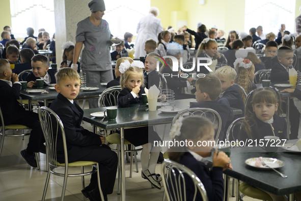 Schoolchildren in the school cafeteria in Kyiv, Ukraine September 1, 2017. 