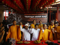 Moslem leaders, represented by Muhaimin Iskandar and the Buddhist leaders represented by senior monk Suhu Benny held a meeting as a form of...