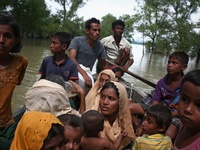 Rohingya people cross the border into Bangladesh by boat at Mongdaw, Myanmar on September 6, 2017.  Rohingya are a Muslim ethnic minority th...