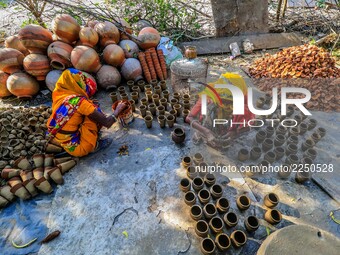 An Indian women potter makes earthen lamps and other items ahead of Diwali festival in Jaipur,Rajasthan , India, 08 Oct,2017. People buy ear...