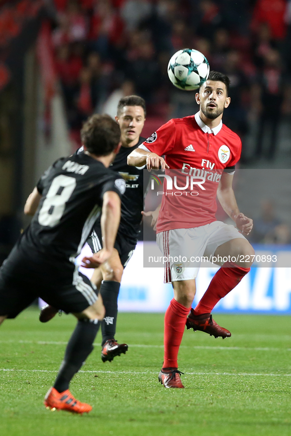 Benfica's Portuguese midfielder Pizzi (R ) vies with Manchester United's Spanish midfielder Juan Mata during the UEFA Champions League footb...