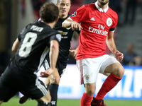 Benfica's Portuguese midfielder Pizzi (R ) vies with Manchester United's Spanish midfielder Juan Mata during the UEFA Champions League footb...