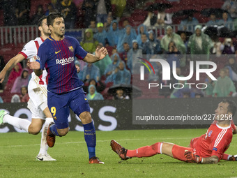 Luis Suarez in action during the UEFA Champions League match between FC Barcelona and Olympiacos FC in Barcelona on October 19, 2017. (