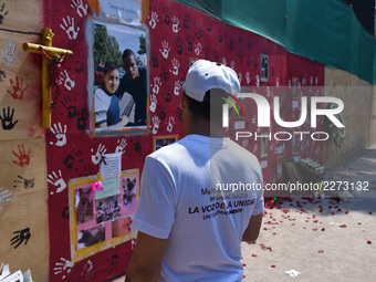 Neighbors they was living in the multi-family house of Tlalpan that collapsed after a earthquake on September 19 made a tribute in memory to...