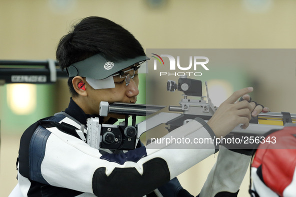 (140923) -- INCHEON, Sept. 23, 2014 () -- Yang Haoran of China competes during the 10m air rifle men's team finals of shooting at the 17th A...