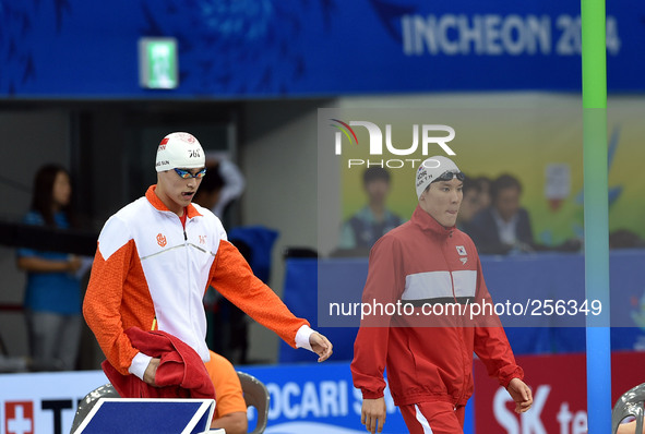 (140923) -- INCHEON, Sept. 23, 2014 () -- Sun Yang (L) of China and Park Taehwan of South Korea prepare for the men's 400m freestyle heat of...