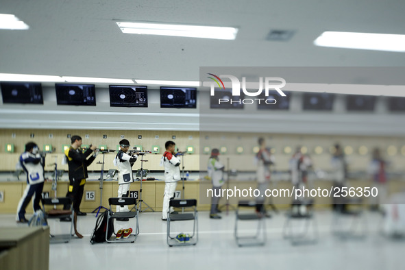 (140923) -- INCHEON, Sept. 23, 2014 () -- Yang Haoran (3rd L) of China competes during the 10m air rifle men's team finals of shooting at th...