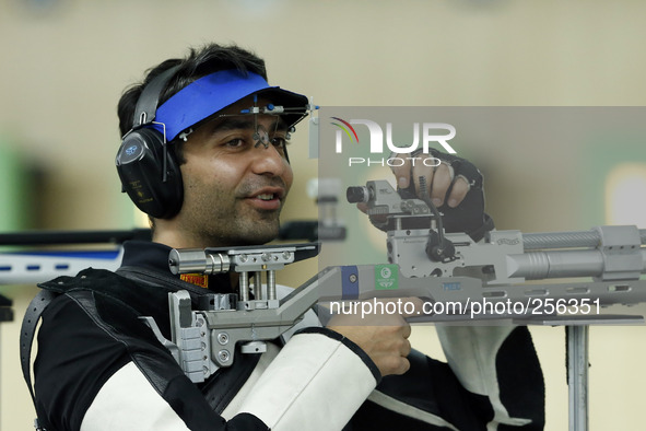 (140923) -- INCHEON, Sept. 23, 2014 () -- Bindra Abhinav of India competes during the 10m air rifle men's team finals of shooting at the 17t...