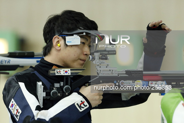 (140923) -- INCHEON, Sept. 23, 2014 () -- Kim Sangdo of South Korea competes during the 10m air rifle men's team finals of shooting at the 1...