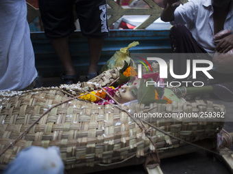 People carrying out a dead body of hindu person at old Dhaka (