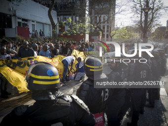 Police faces students gathering in front of the Paris Tolbiac university campus on April 20, 2018 in Paris after riot police evacuated the u...