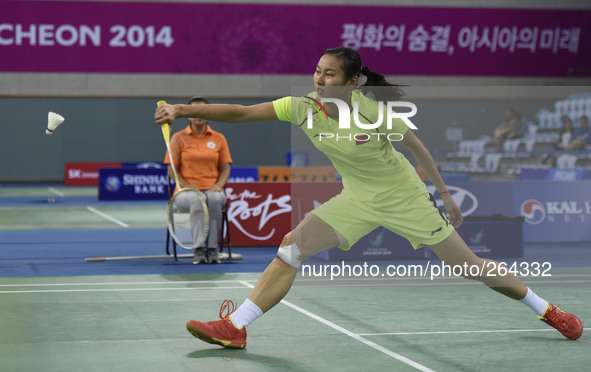 (140928) -- INCHEON, Sept. 28, 2014 () -- Wang Yihan of China returns the shuttlecock during the women's singles final of badminton against...