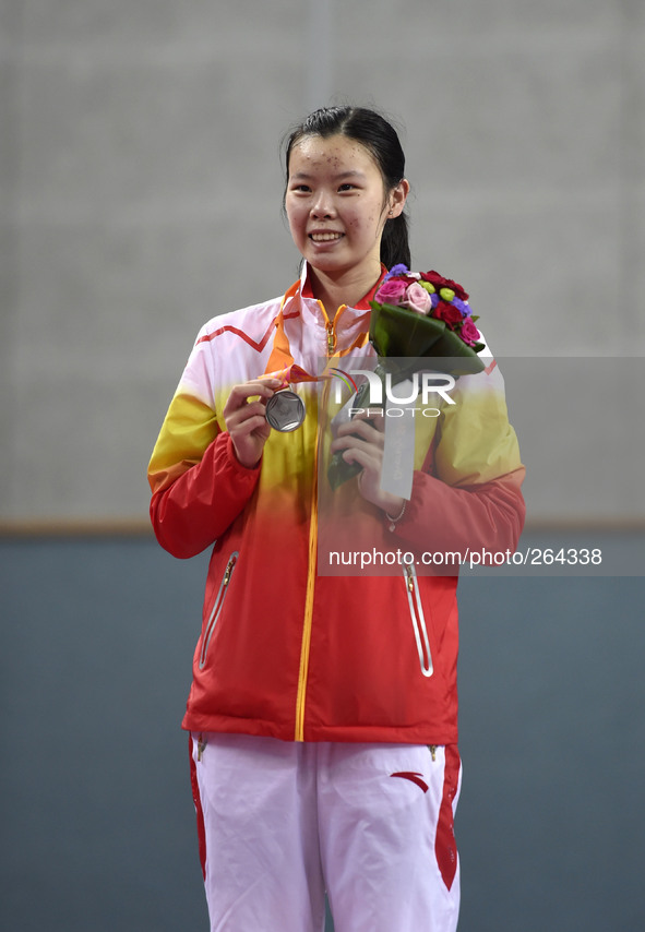 (140928) -- INCHEON, Sept. 28, 2014 () -- Silver medalist Li Xuerui of China poses on the podium during the awarding ceremony of the women's...