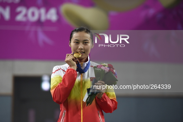(140928) -- INCHEON, Sept. 28, 2014 () -- Gold medalist Wang Yihan of China poses on the podium during the awarding ceremony of the women's...