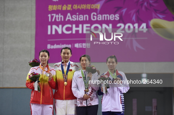 (140928) -- INCHEON, Sept. 28, 2014 () -- Gold medalist Wang Yihan (2nd L) of China, silver medalist Li Xuerui (1st L) of China and bronze m...