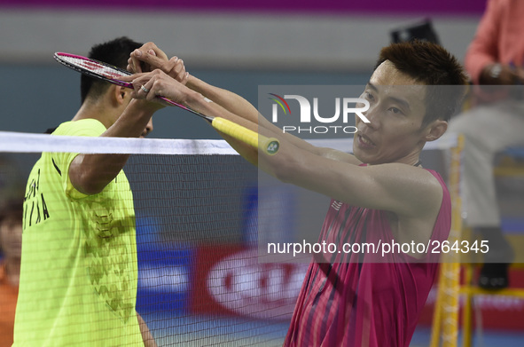 (140928) -- INCHEON, Sept. 28, 2014 () -- Lin Dan (R) of China shakes hands with Lee Chong Wei of Malaysia after the men's singles semifinal...