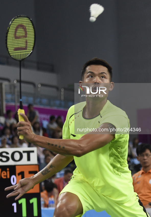 (140928) -- INCHEON, Sept. 28, 2014 () -- Lin Dan of China returns the shuttlecock during the men's singles semifinal match of badminton aga...
