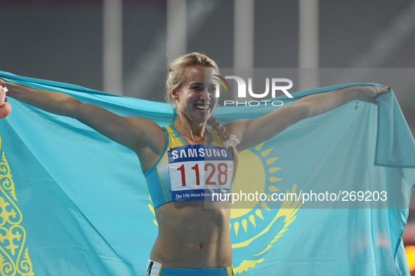 (141001) -- INCHEON, Oct. 1, 2014 () -- Safronova Olqa of Kazakhstan celebrates after the women's 200m final of athletics at the 17th Asian...