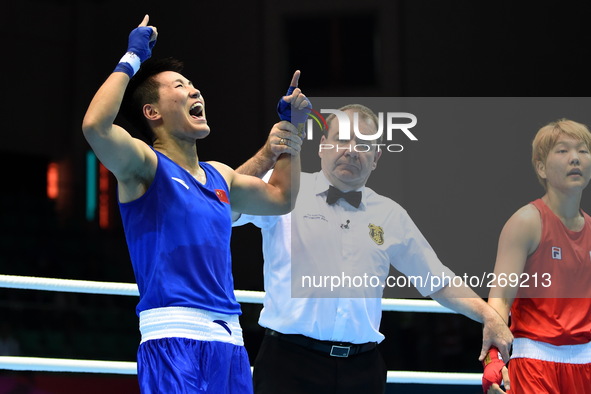 (141001) -- INCHEON, Oct. 1, 2014 () -- Yin Junhua (L) of China celebrates after the women's light 57-60kg final of boxing against Park Jina...