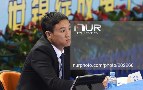 (141009) -- NANNING, Oct. 9, 2014 () -- Chinese former gymnastics world champion Yang Wei works as a judge during the men's all-around final...