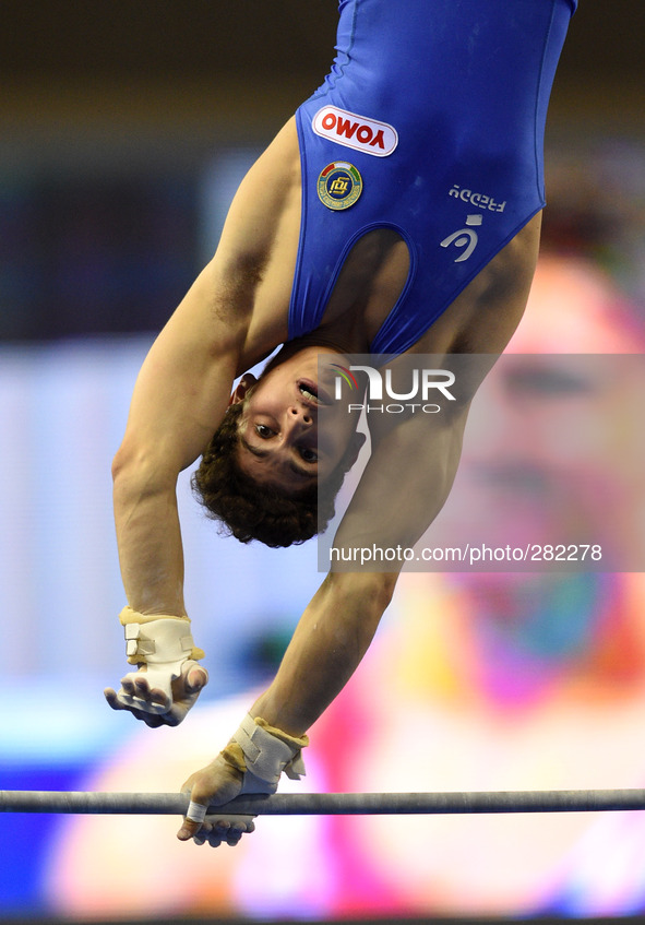 (141009) -- NANNING, Oct. 9, 2014 () -- Ludovico Edalli of Italy performs on the horizontal bar during the men's all-around final of the 45t...