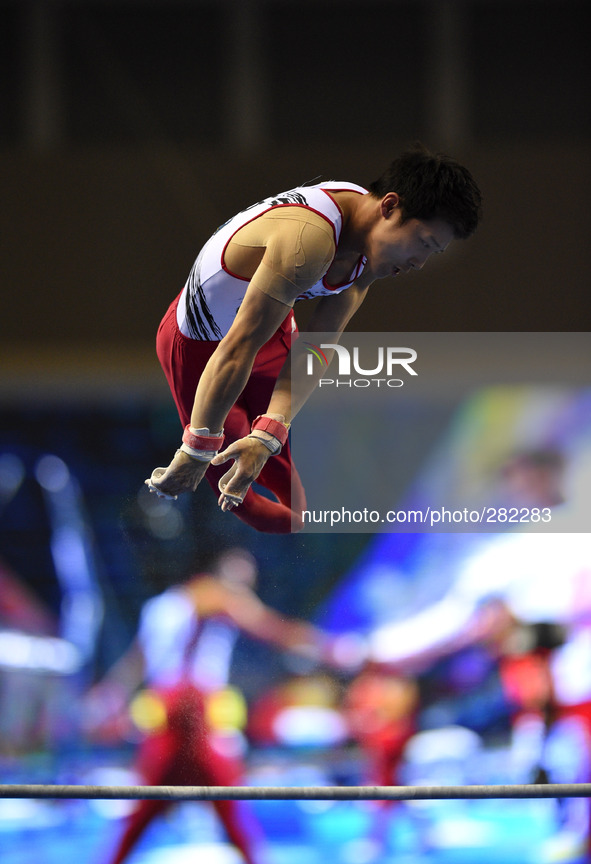 (141009) -- NANNING, Oct. 9, 2014 () -- Lee Hyeok Jung of South Korea performs on the horizontal bar during the men's all-around final of th...