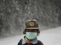 School children basic level of Indonesia wear a mask to protect himself from the thick volcanic ash after they were discharged the schools i...