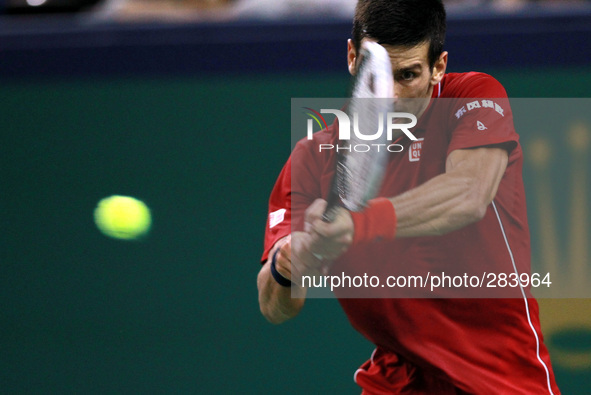 (141010) -- SHANGHAI, Oct. 10, 2014 () -- Novak Djokovic of Serbia returns the ball during the men's singles quarterfinal match against Davi...