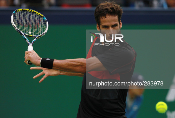(141010) -- SHANGHAI, Oct. 10, 2014 () -- Spain's Feliciano Lopez returns the ball during the men's singles quarterfinal match against Mikha...