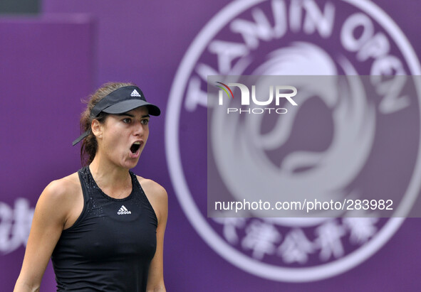 (141010) -- TIANJIN, Oct. 10, 2014 () -- Sorana Cirstea of Romania reacts during the women's singles quarterfinal match against Zheng Saisai...