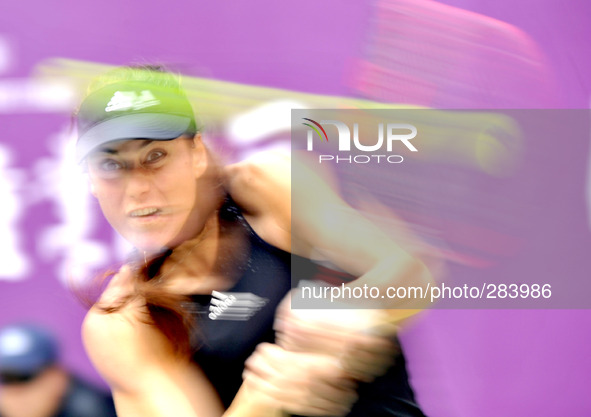 (141010) -- TIANJIN, Oct. 10, 2014 () -- Sorana Cirstea of Romania returns the ball during the women's singles quarterfinal match against Zh...