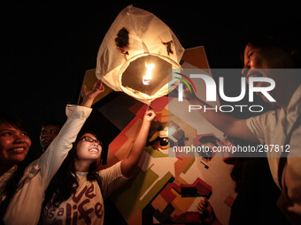 SEMARANG, INDONESIA - OCTOBER 20: Indonesians gather and release fly paper lanterns into the air as they celebrate the inauguration of new I...