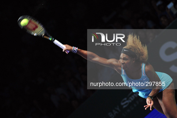 (141020) -- SINGAPORE, Oct. 20, 2014 () -- Serena Williams of the United States serves during the round robin match of the WTA Finals agains...
