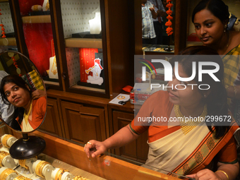 Customers are buying Jewellery for diwali on the day of  Dhanteras  in Kolkata October 21, 2014.On Dhanteras Hindus consider it auspicious t...