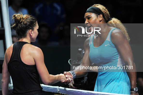 (141022) -- SINGAPORE, Oct. 22, 2014 () -- Romania's Simona Halep (L) shakes hands with Serena Williams of the U.S. after their round robin...