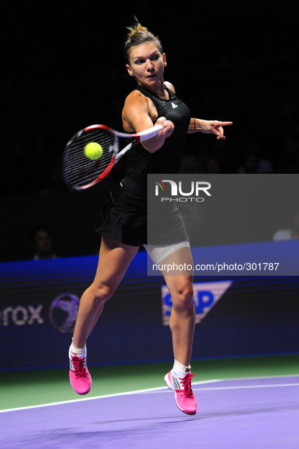 (141022) -- SINGAPORE, Oct. 22, 2014 () -- Romania's Simona Halep hits a return during the round robin match of WTA finals against Serena Wi...